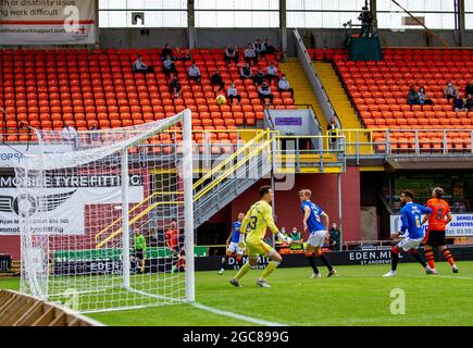 Dundee, Tayside, Schottland, Großbritannien. August 2021. UK Sport: Der Fußballverein Dundee United hat heute die Unbesiegbarkeit der Rangers in der Premiership im Tannadice Park ausgelöscht. Jamie Robson erzielte das einzige Tor des Spiels in der 64. Minute, um fröhliche Szenen in der Heimunterstützung zu entfachen, die Steven Gerrard`s Glasgow Rangers 1-0 im Tannadice Park heute in Dundee besiegte. Torwart der Rangers, Jon McLaughlin, in der ersten Spielhälfte in Aktion. Kredit: Dundee Photographics/Alamy Live Nachrichten Stockfoto